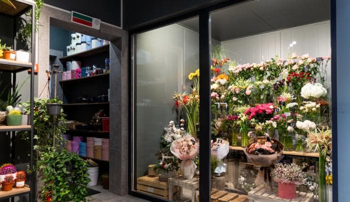 我百分百建议你搞一家花店 因为它还是有钱赚的