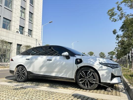 新能源车节能驾驶技巧：如何通过合理车速、温柔驾驶和维护保养显著优化能耗