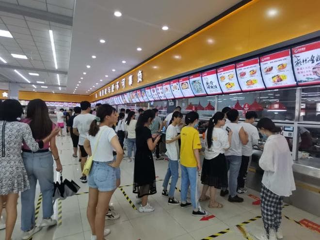 西安餐饮大学食堂：如何通过社交媒体吸引更多顾客？
