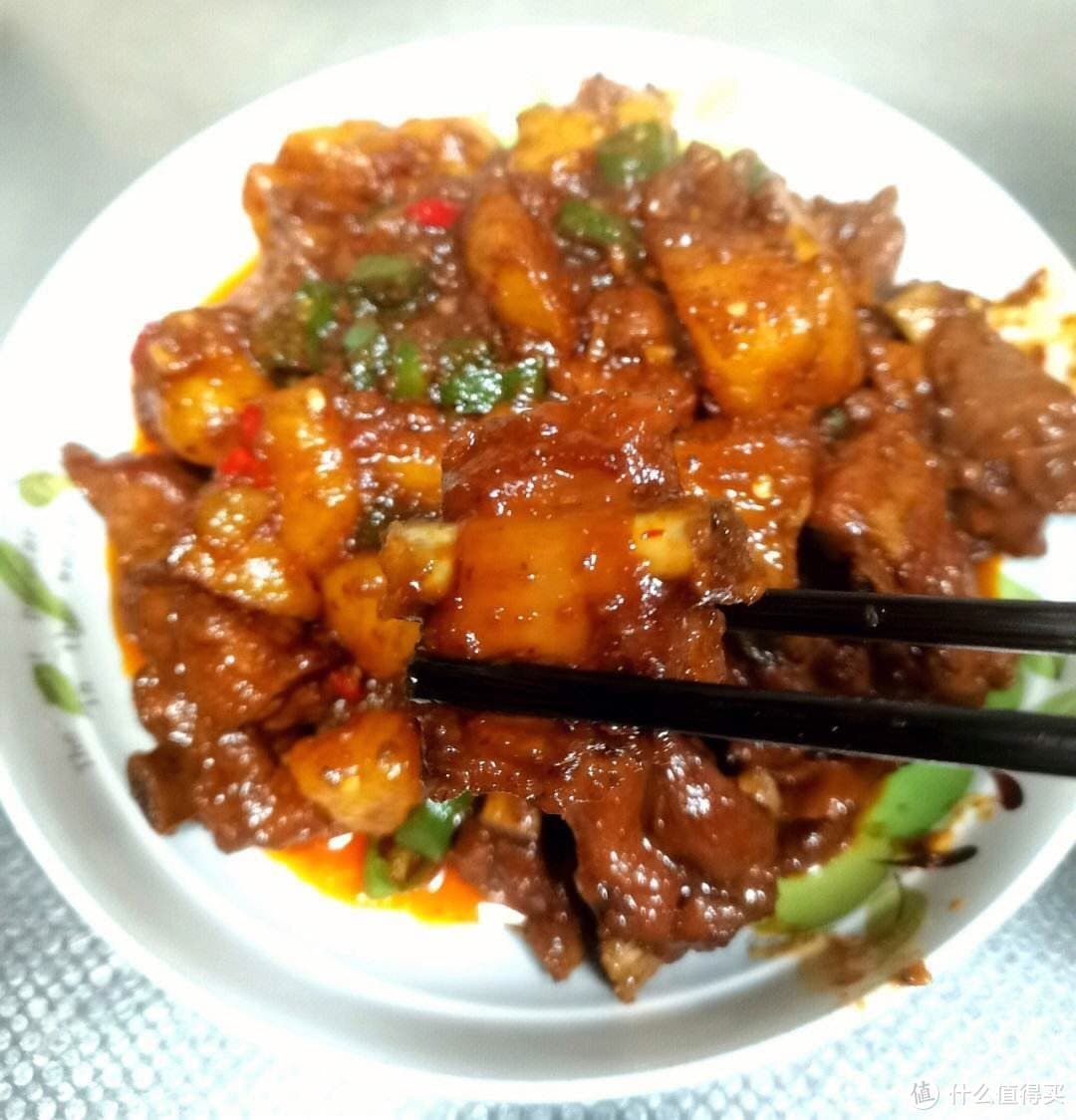 「红烧排骨」的美味秘诀：完美色泽与口感的兼顾