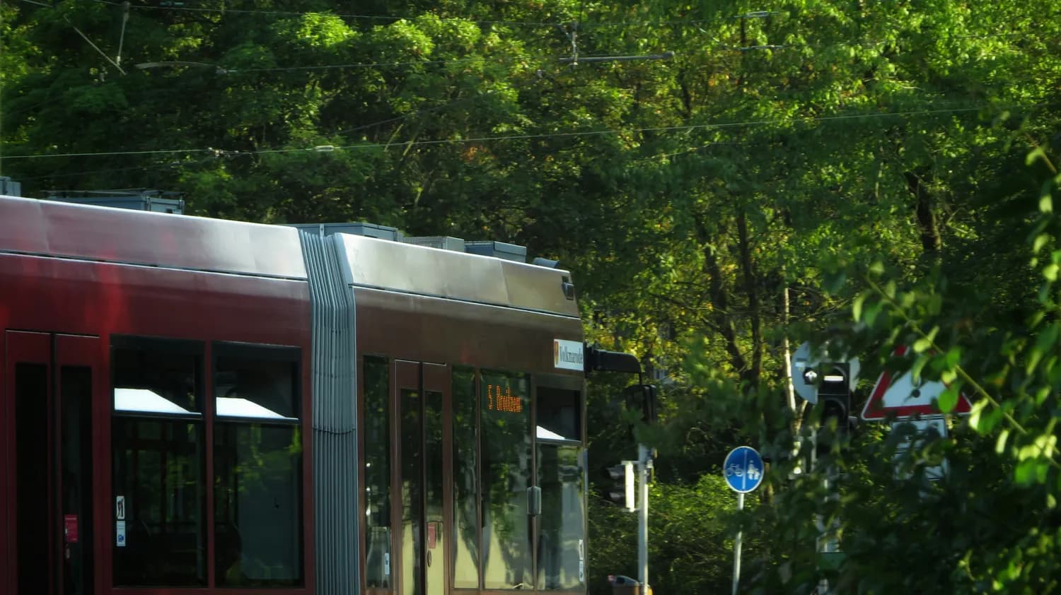 都江堰有轨电车：雪山下的诗意之旅