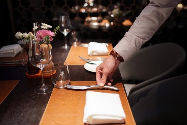 餐桌礼仪指南：优雅用餐的必修课！浪漫约会不只是美食，礼仪更是关键！
