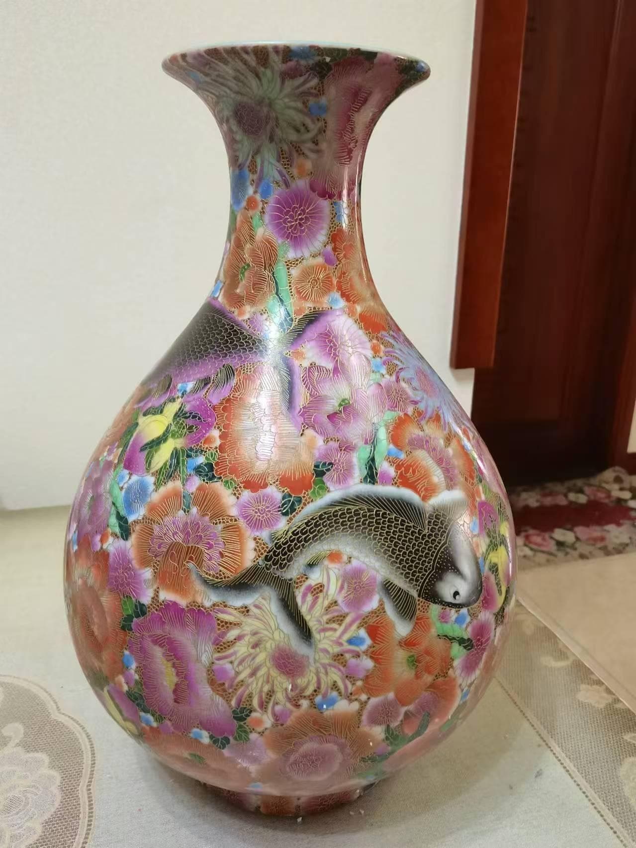 乾隆年制《珐琅彩描金花卉鱼纹花瓶》赏析