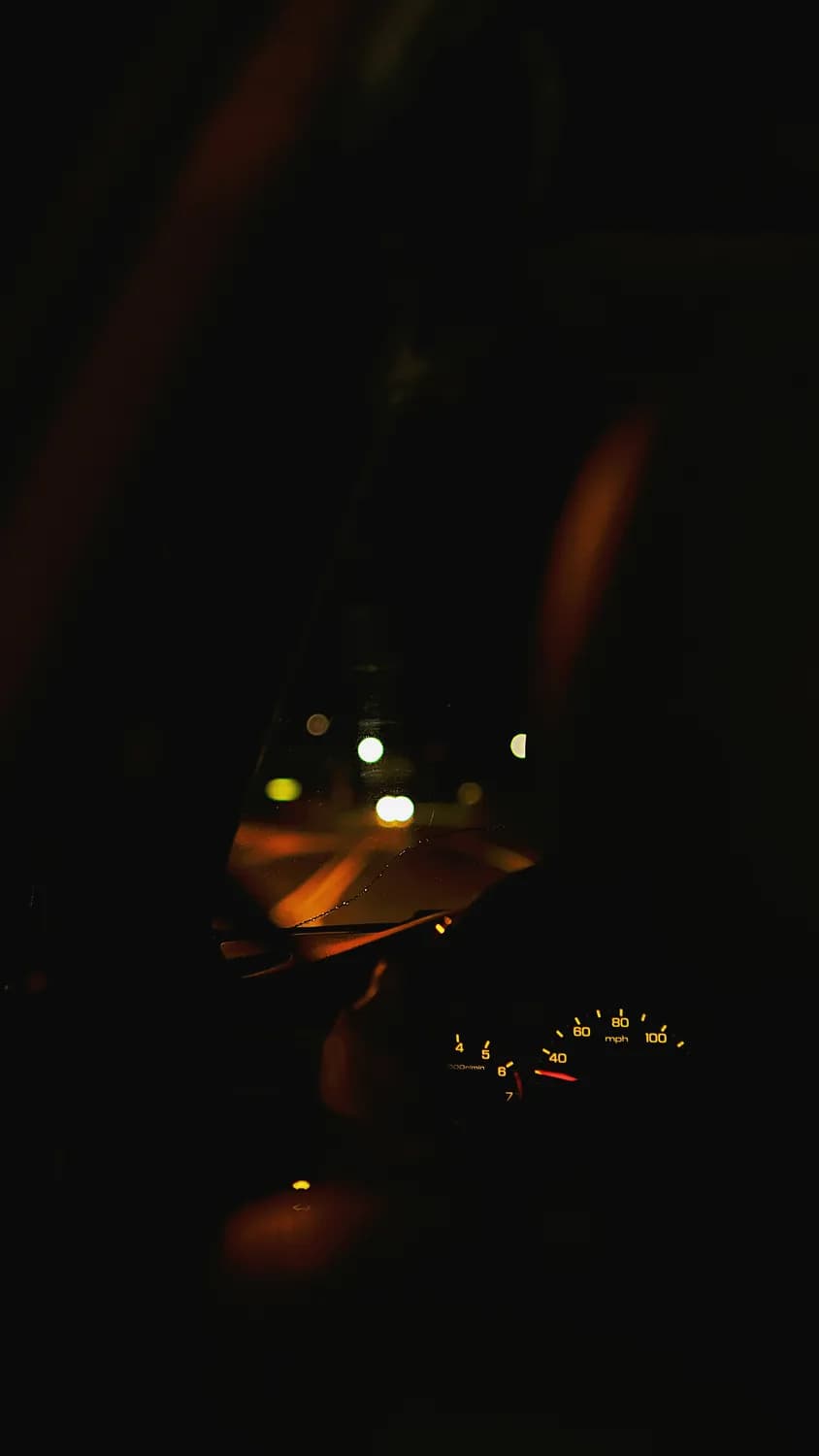 夜间行车安全指南：新手司机必知的八大要点