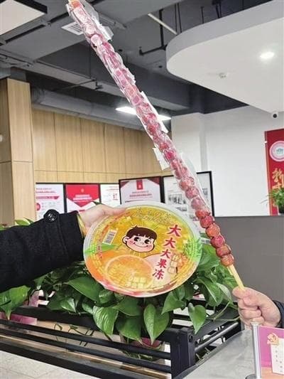 1米长冰糖葫芦爆红背后：从营销密码到健康警示