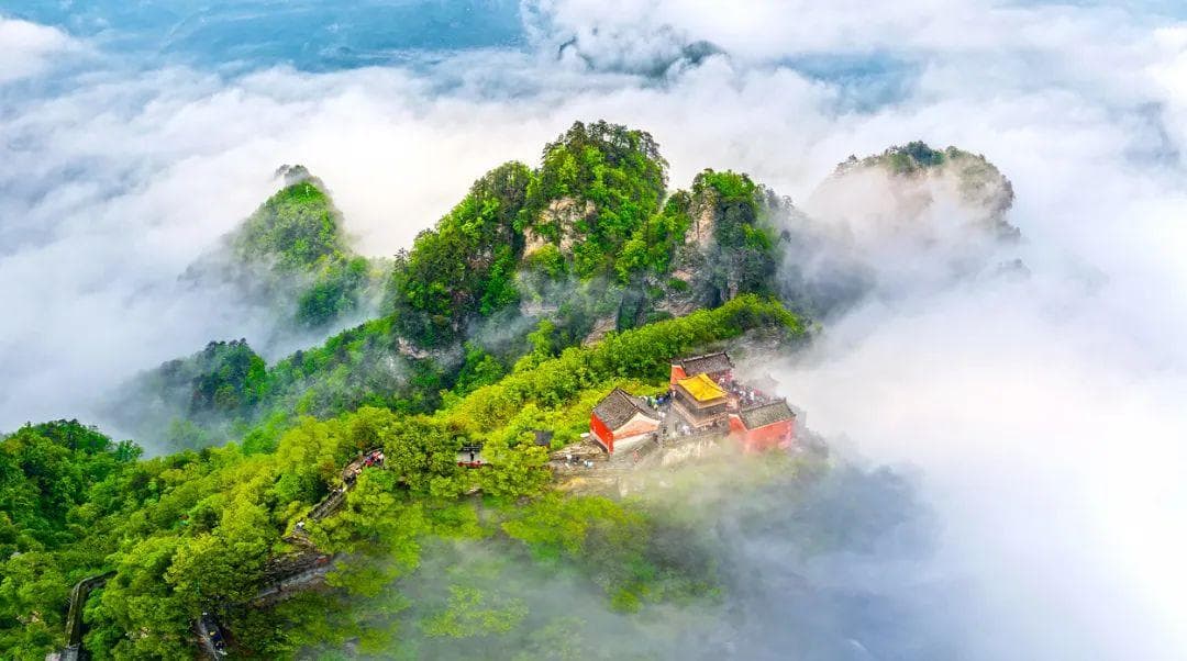 武当山：天柱峰直插云霄，古建筑群蔚为壮观