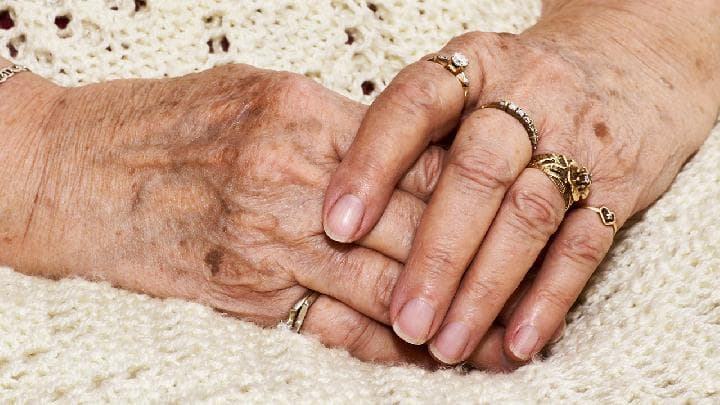 男士脸颊两侧出现黑斑的原因及解决方案