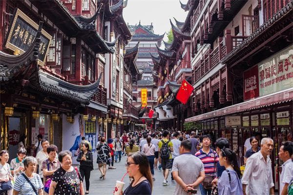 老字号特色摆摊，传承地方文化，吸引游客品尝美食