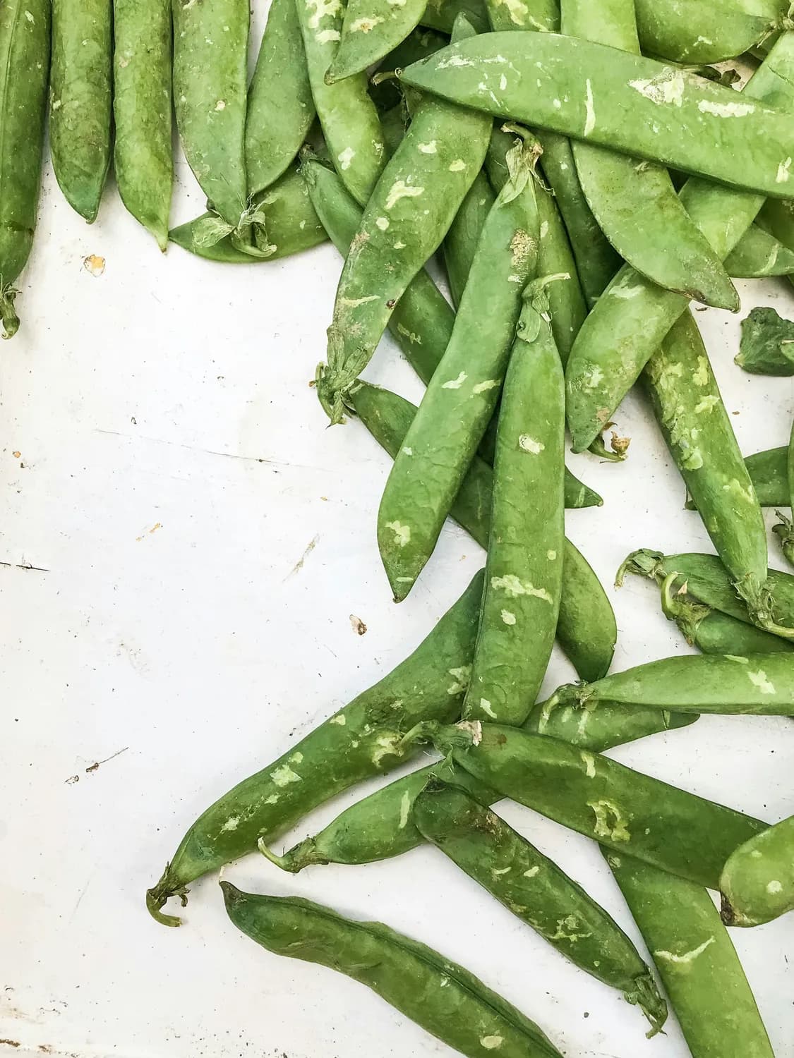 荷兰豆炒腊肠新吃法：加蒜苗红椒，勾芡更入味