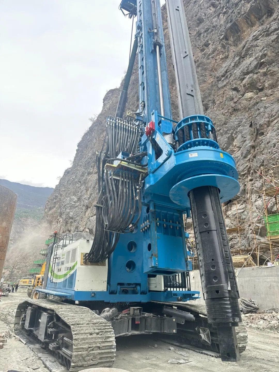 “钻地神器”助力拉哇水电站河道治理工程