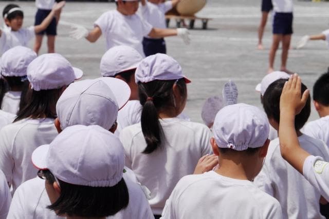 育儿心得：开学日陪伴孩子面对分离的3大要点