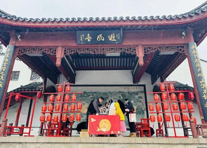 百名游客汉服打卡，七宝古镇重现“七宝”传说