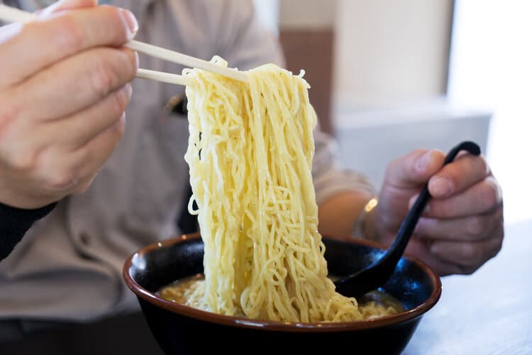 吃得少活得久，限制饮食能长寿？权威研究：晚上饿肚子或可延寿