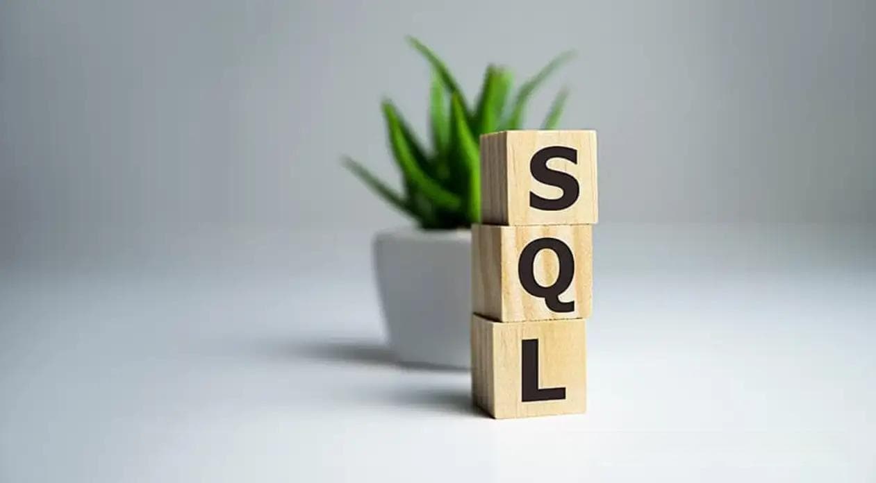 在SQLServer中，如何将一张表的数据插入到另外一张表中？