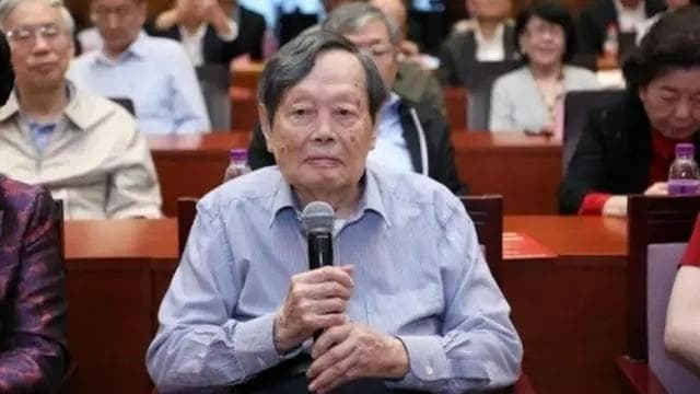 杨振宁与爱因斯坦：科学巨匠眼中的宇宙造物主
