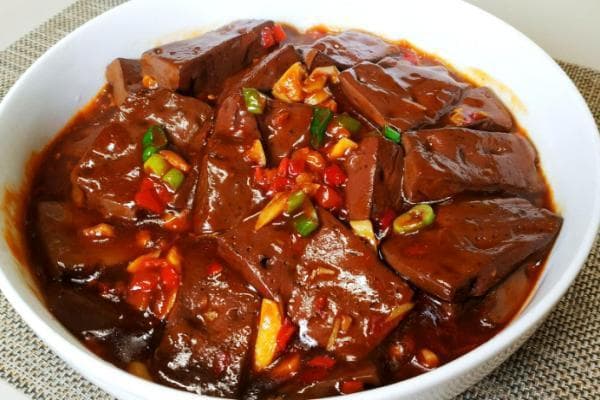 猪血，作为一道营养丰富、风味独特的食材，深受许多家庭的喜爱