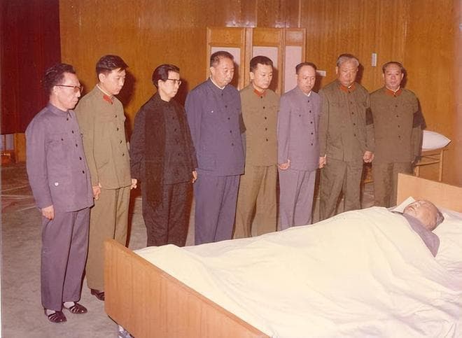 1976年，除了三个伟人去世，还发生了4件大事！件件让人心痛