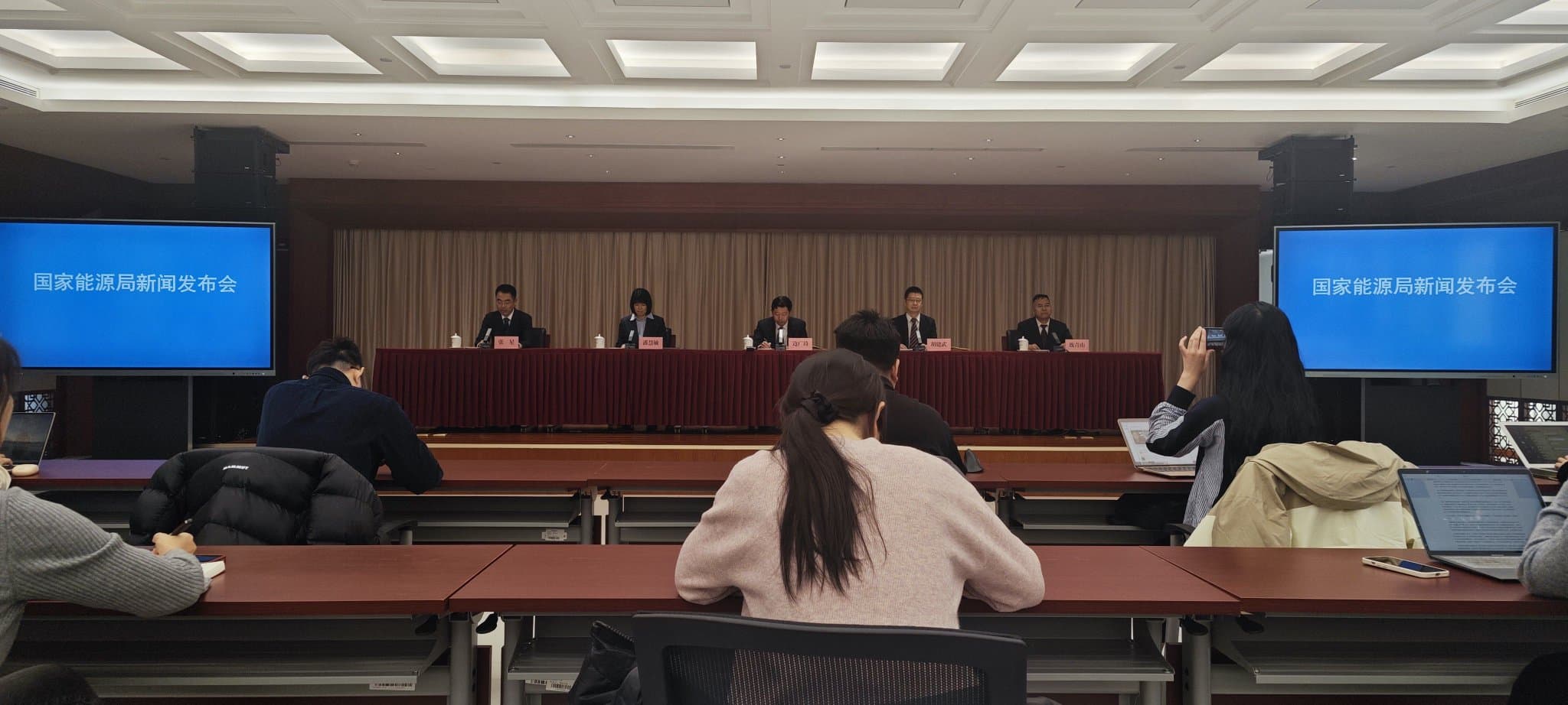 国家能源局：截至2024年底全国高速公路服务区充电桩覆盖率达98%