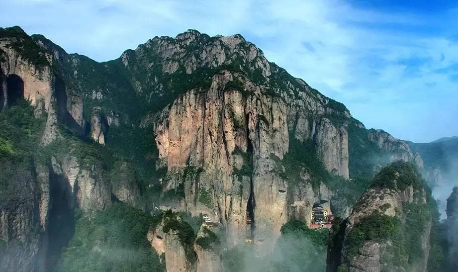 雁荡山：六十奇峰半倚天，到处溪山是画图