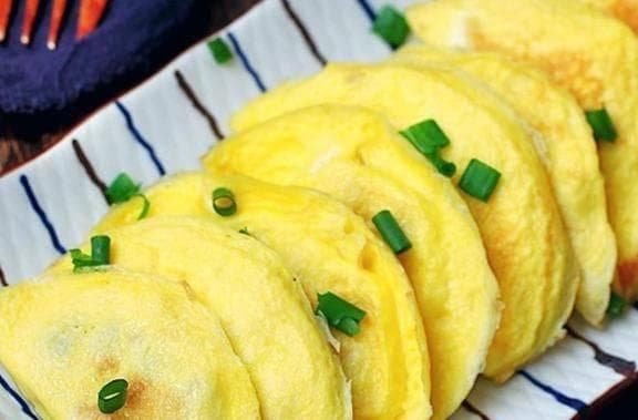 做蛋饺时，鸡蛋中多加一种料，鲜香四溢，蛋皮耐煮不易破