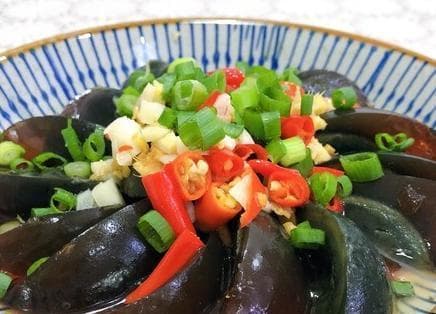 香辣松花蛋的制作方法（手把手教你做出美味的松花蛋，辣爽满口，回味无穷）