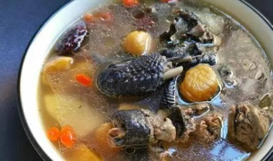 乌骨鸡汤，独特的滋补效果和美味口感，历来受到广大食客的喜爱