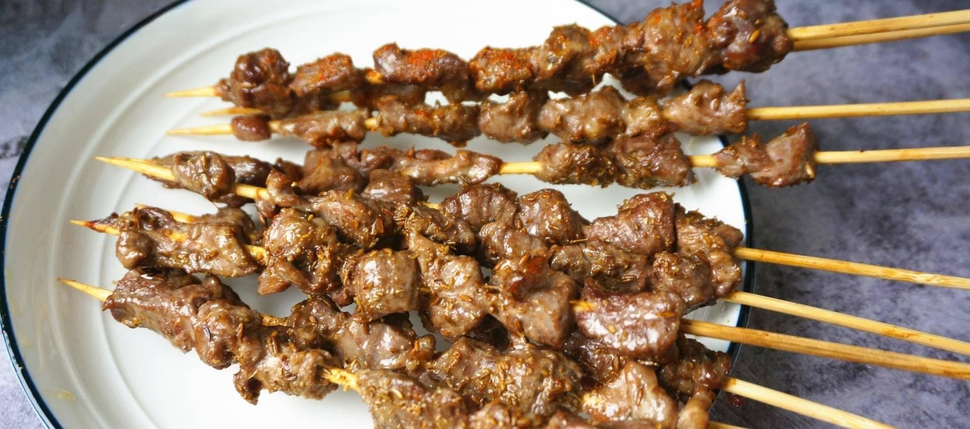 新疆羊肉串：味蕾上的热情之旅，文化中的璀璨明珠