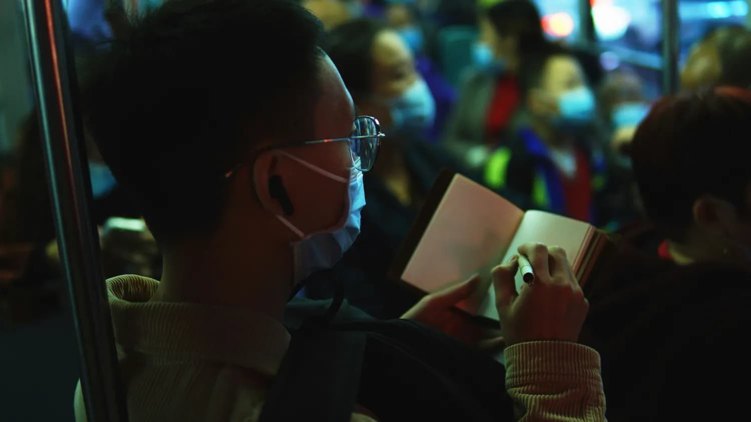董宇辉事件背后的超级个体崛起：从个人IP到AI赋能的商业变革