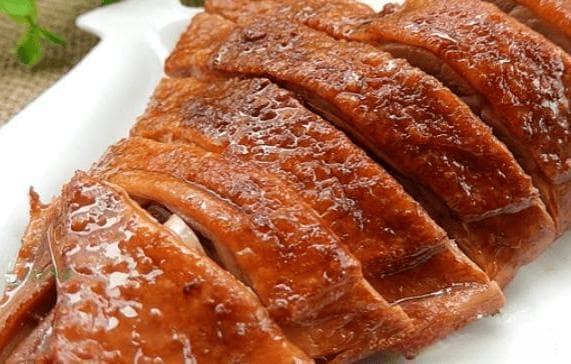卤鸭腿，是一道美味又营养的家常菜肴，做法简单，口感鲜美