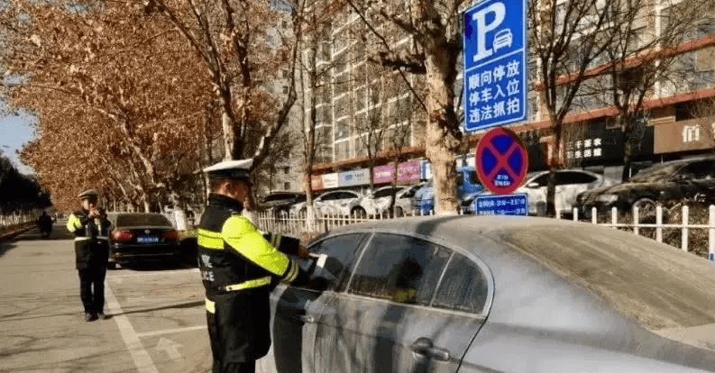 把车停自家车位，却连续7天被贴罚单？一问交警车主当场懵了