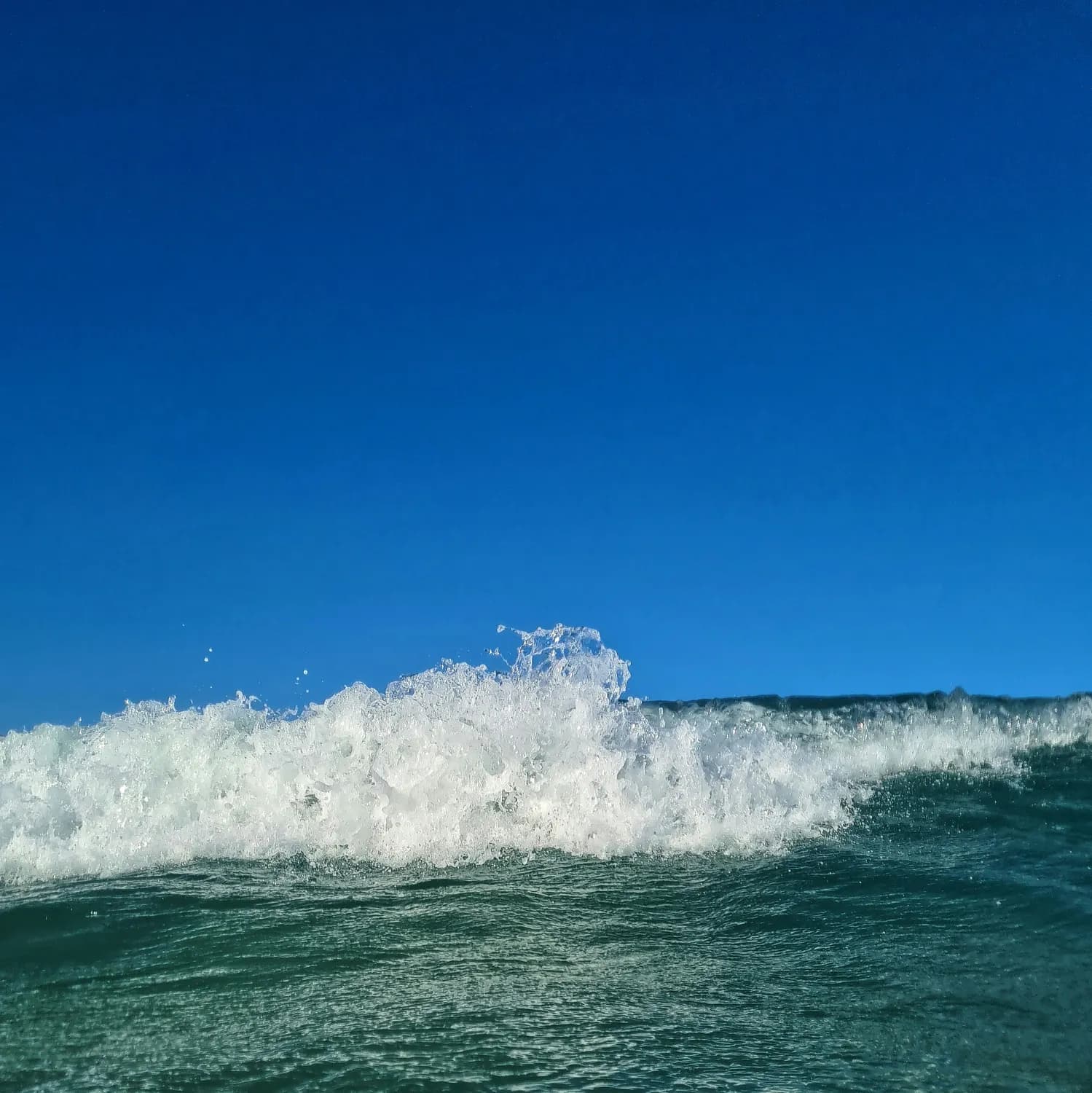 从晴空到风暴：海浪颜色的神奇变化