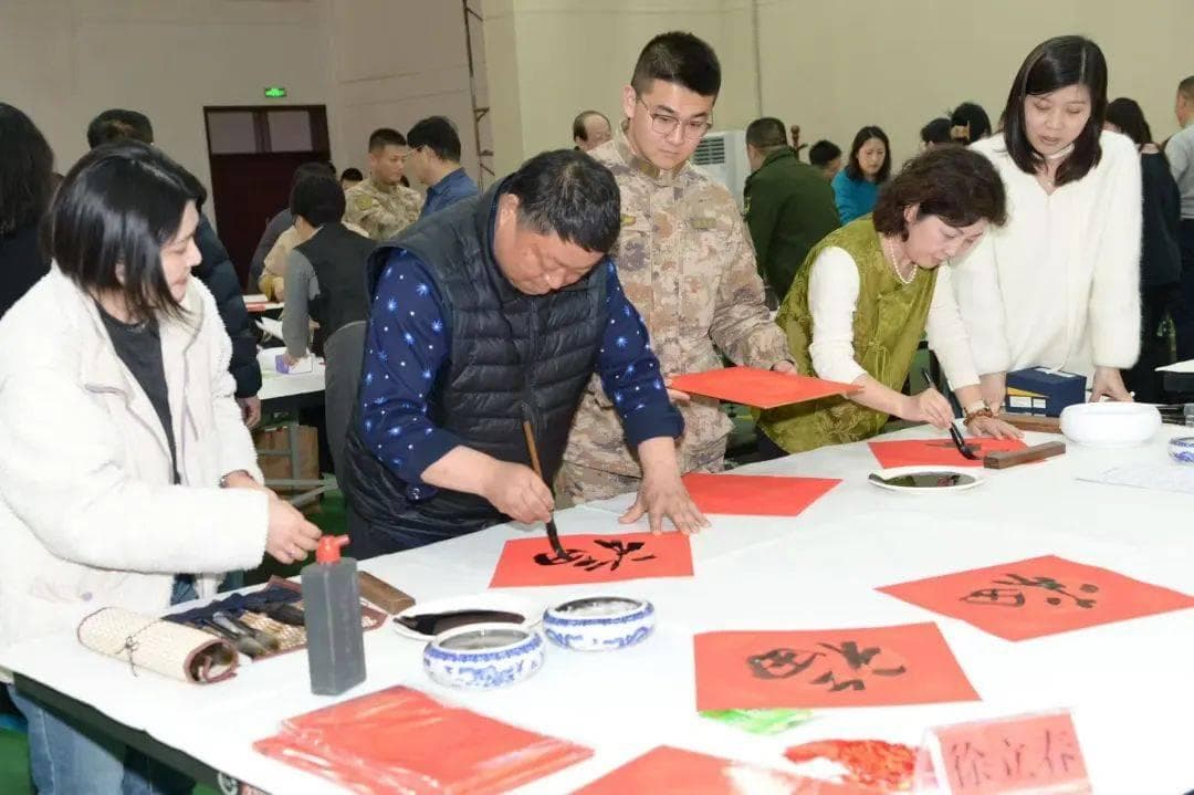 送福字、写春联，热热闹闹迎新年