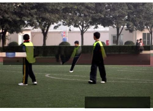 和同学携手参加足球比赛激发团队合作精神与拼搏热情
