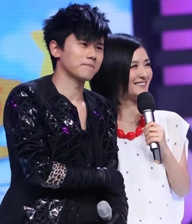 2025跨年晚会：何炅谢娜张杰合体，20年友情再续佳话