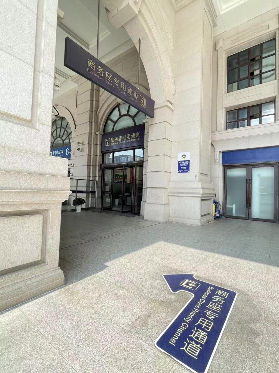 “坐短途商务座蹭饭”引关注，武汉高铁商务座乘务员：饭点提供餐食，工作量没有增大