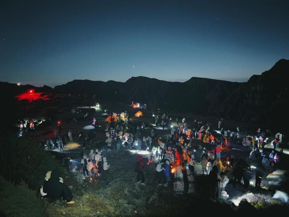 游客夜爬昆明东川大牯牛山纵火烧山，山顶现垃圾遍野