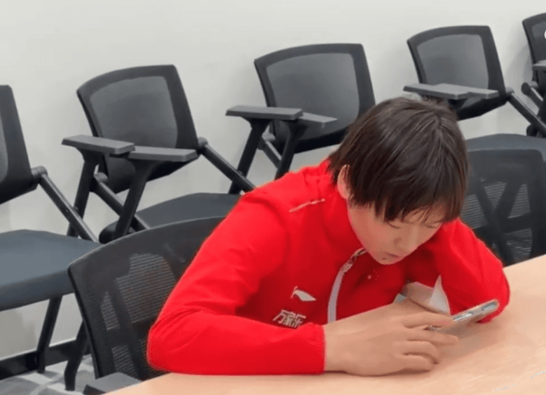 全红婵备战世界杯：训练间隙学英语，体能加练显决心