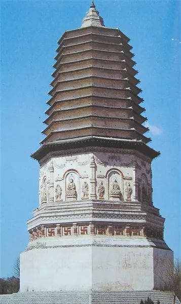 辽、金、元时期的古城建筑，既有对中原文化的借鉴，又有鲜明的当地特色