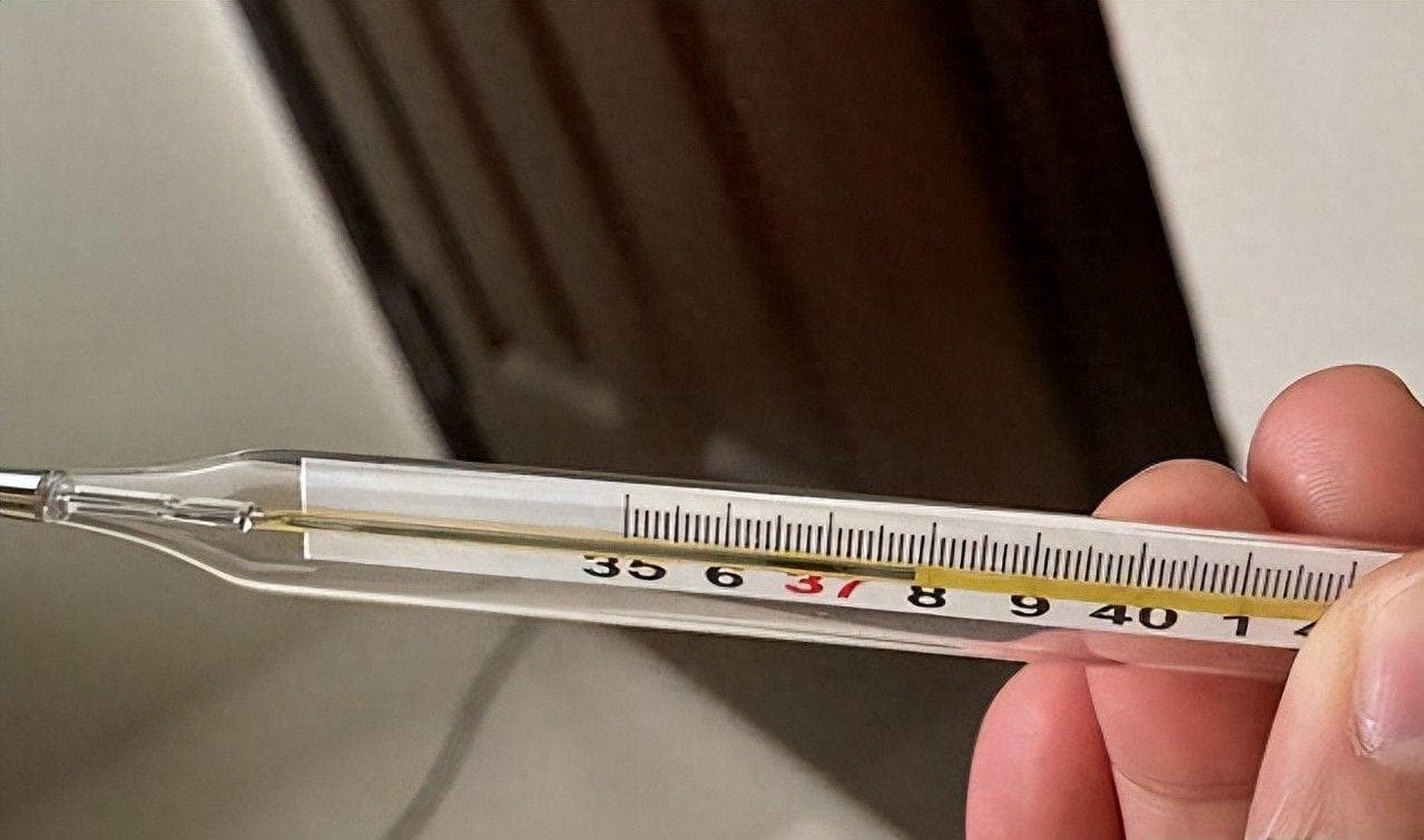 央媒曾发文提醒，水银体温计打碎了，千万不要扫，这样做才安全