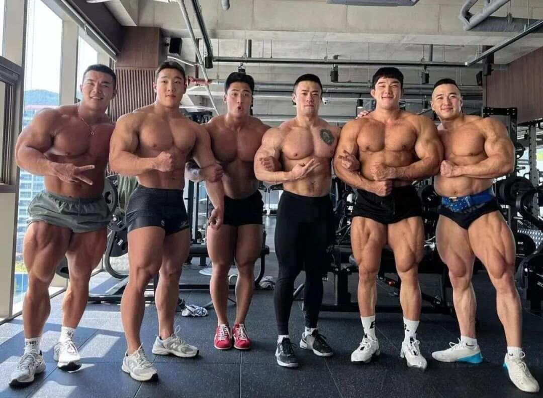 不去健身房，无需器械，10个动作练遍全身肌肉