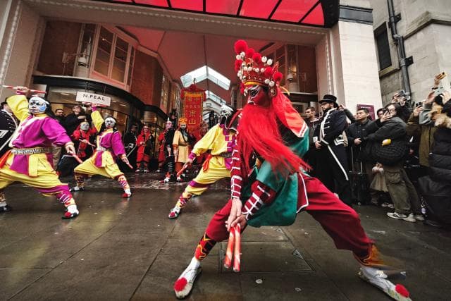 传承300年的普宁英歌舞，过年在英国伦敦敲响棒槌