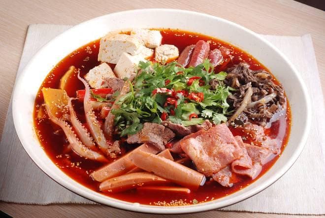 走进冒菜世界：多样食材与独特风味交织，味蕾的狂欢派对