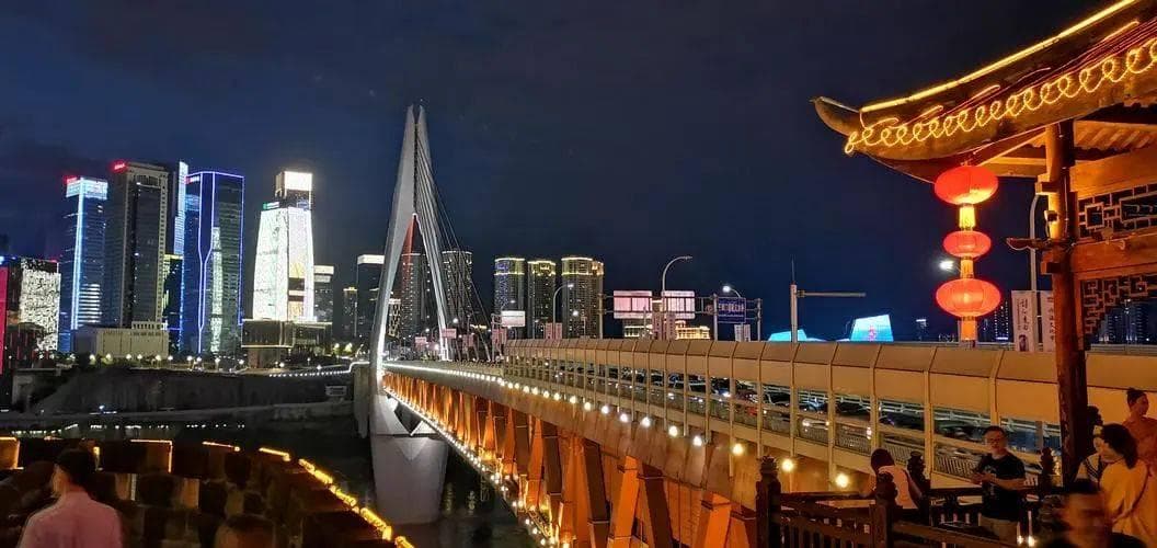 一扇门，两江情：重庆朝天门见证的城市故事