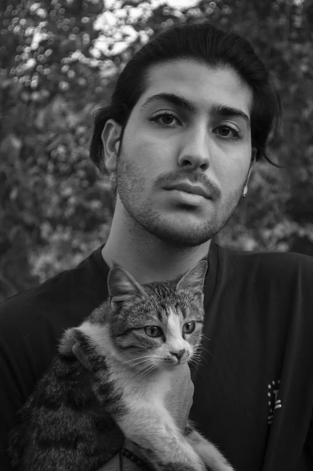 男模抱猫学育儿，专家：可培养责任感但要注意宠物权益
