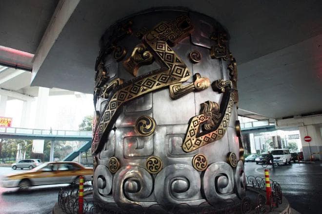 魔都上海的高架桥九龙柱之谜：泥土下竟渗出暗红色血液？