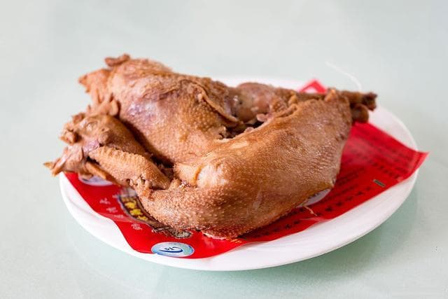 沟帮子熏鸡：百年古法，醇香记忆，辽宁美食的味觉传奇