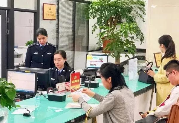 如何异地办理护照、是否可以委托他人代办？答案看这里→