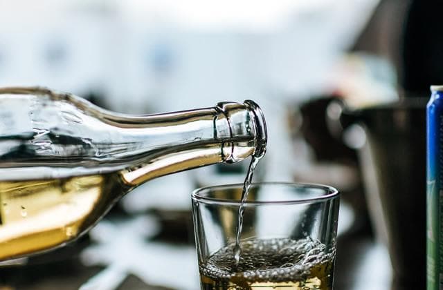 白酒和啤酒一起喝会怎么样？哪个更伤身？