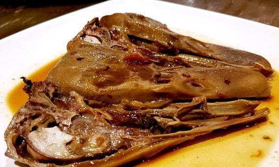 教你如何制作美味香辣卤鸭头（最佳卤鸭头做法，做出口感鲜美的佳肴）