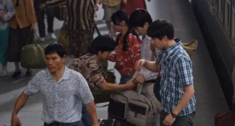 遇上《小巷人家》中"帮忙"拉行李后强行收费的情况该咋办？